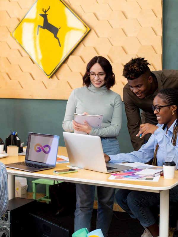 coup-moyen-de-personnes-travaillant-ensemble-au-bureau